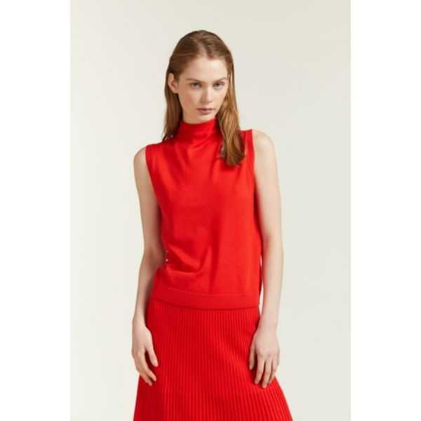Sleeveless turtleneck