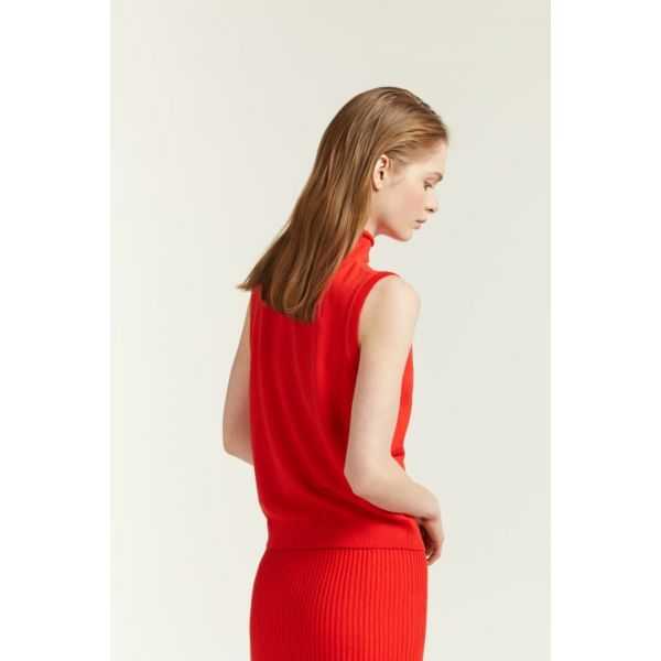 Sleeveless turtleneck