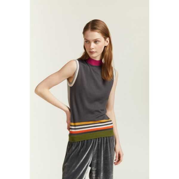 Sleeveless turtleneck sweater with stripes patterns