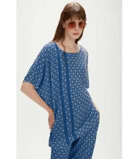 Asymmetric shirt with geometric print