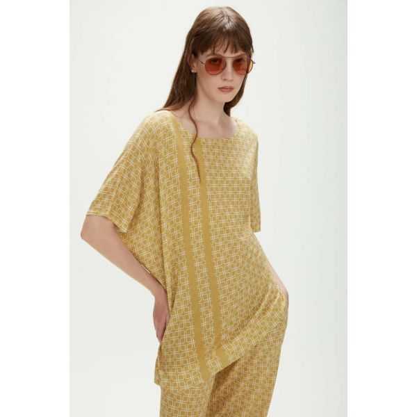 Asymmetric shirt with geometric print