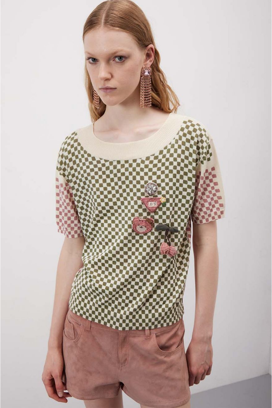 Maglia girocollo over corta a quadretti con spilli