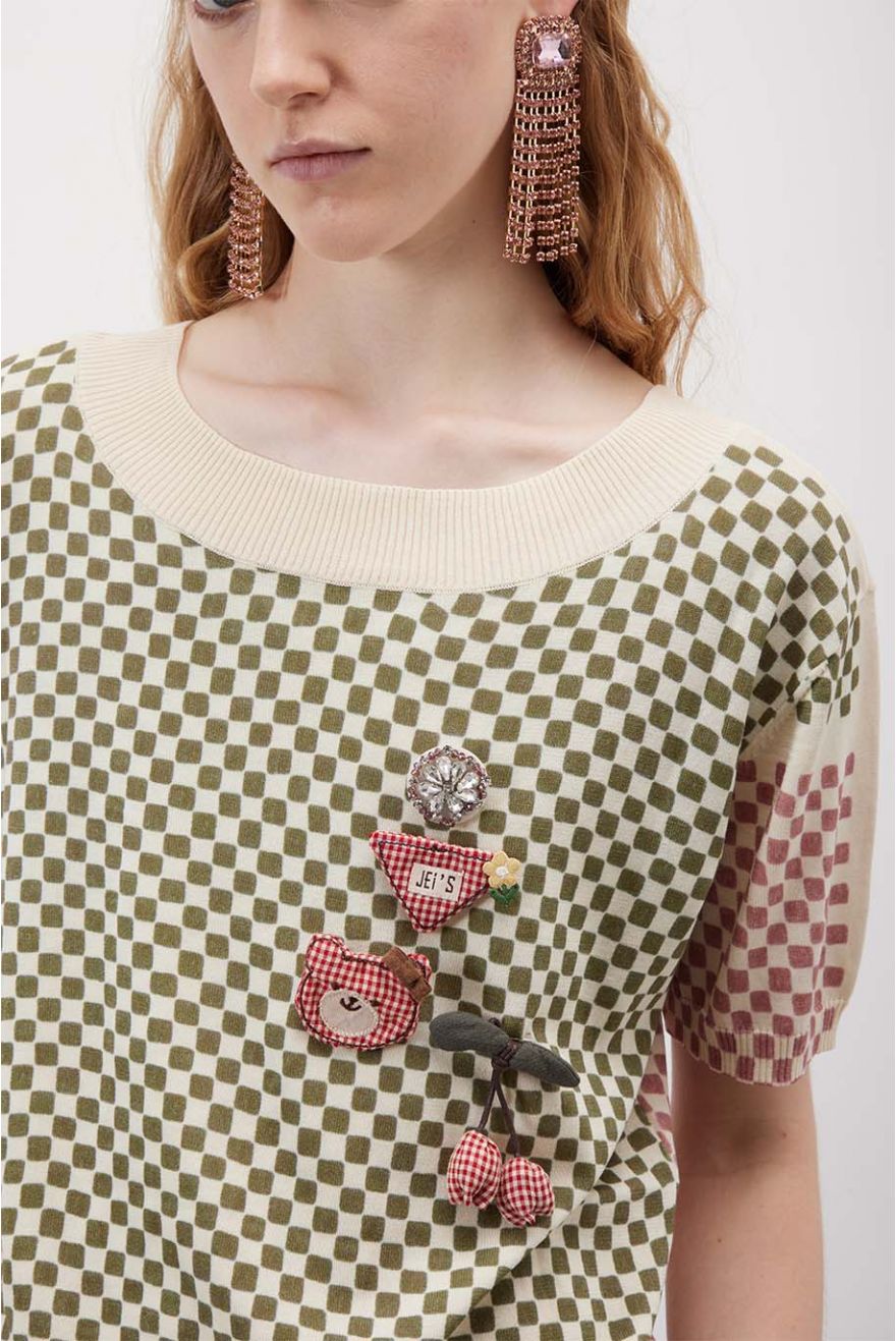 Maglia girocollo over corta a quadretti con spilli