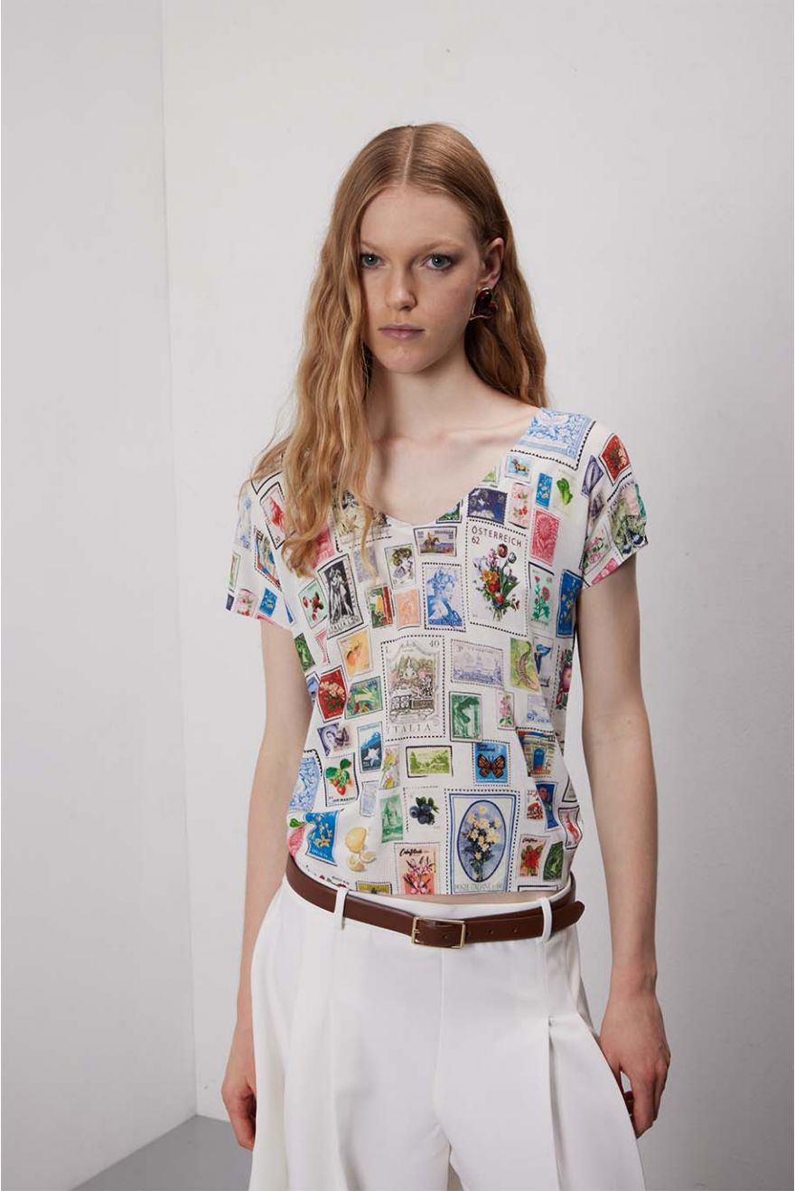 Maglia scollo V mezza manica con stampa Francobolli
