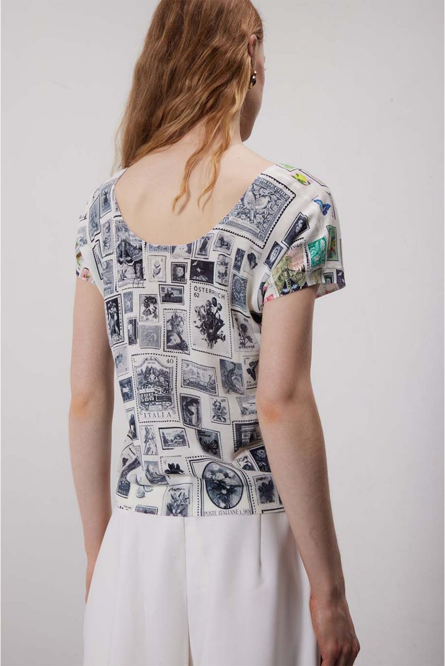 Maglia scollo V mezza manica con stampa Francobolli