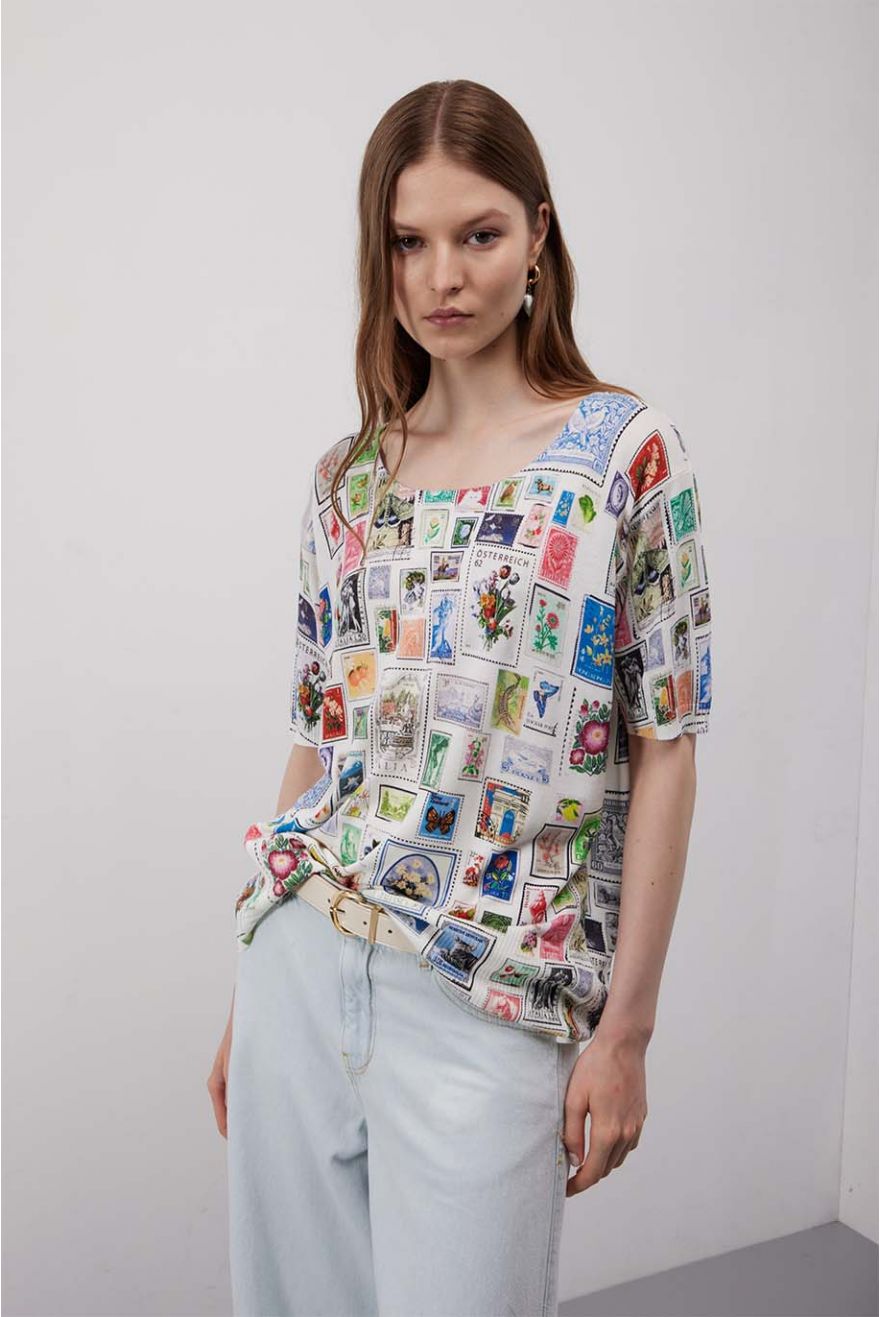 Maglia over scollo Madonna con stampa Francobolli