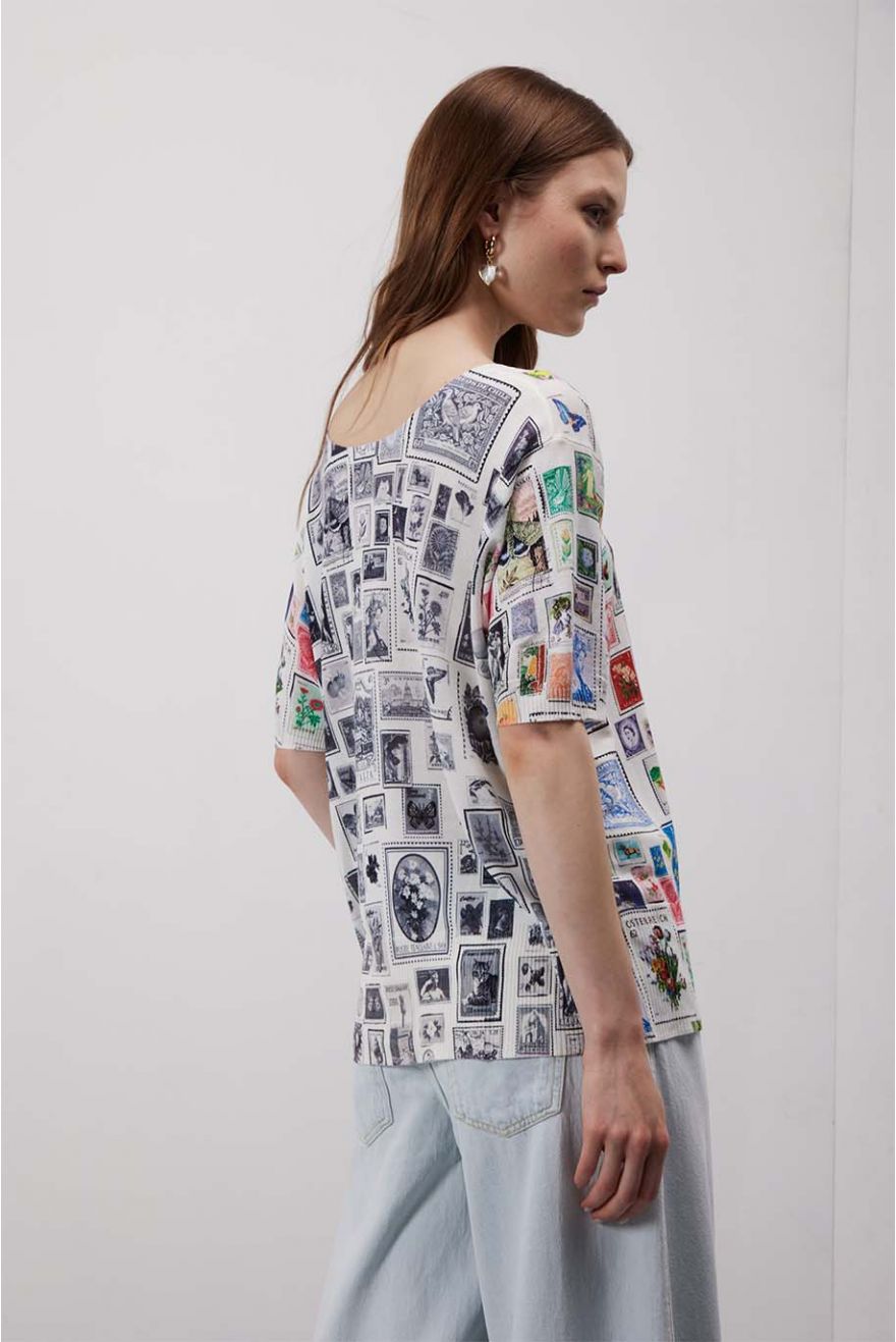 Maglia over scollo Madonna con stampa Francobolli